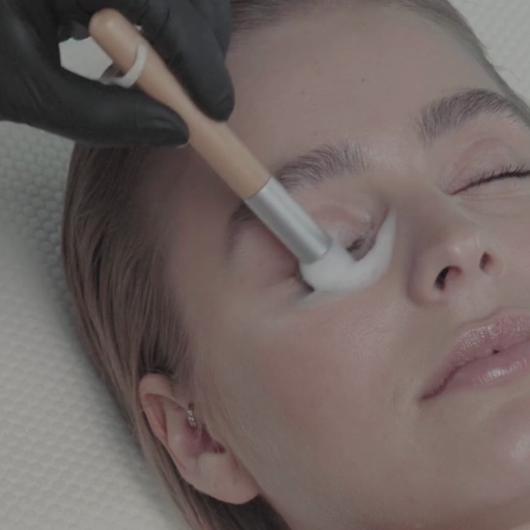 Lashlift Behandlung Step 1 – Wimpern reinigen